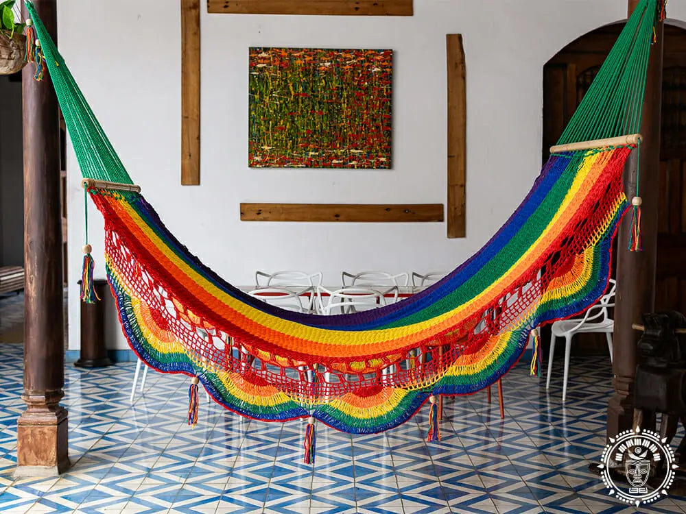 Hamac à barre L Pride de Hamac de Sol, beige and white fabric with wooden bar, outdoor relaxation hammock