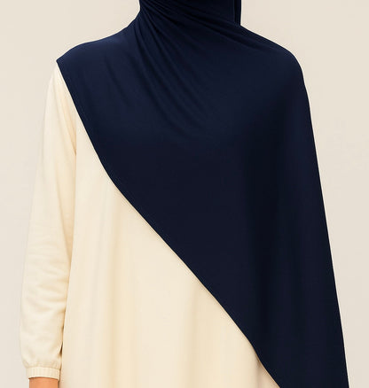 Dark blue cotton hijab from Muslimah.de, 70x170cm, soft fabric, styled for modest fashion and everyday wear.