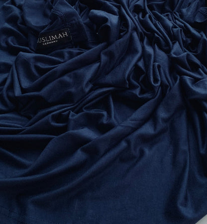 Dark blue cotton hijab from Muslimah.de, displayed flat with fabric texture visible, measuring 70x170cm for modest coverage.