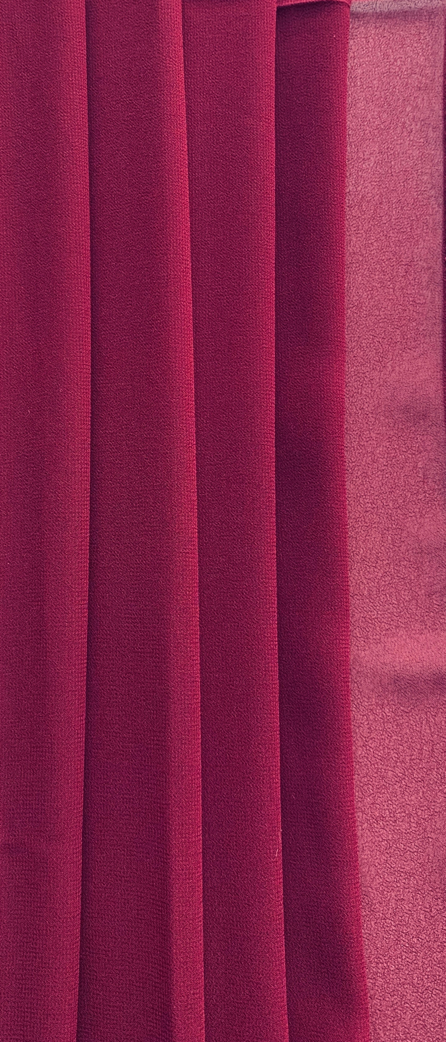 Maroon premium chiffon hijab from Muslimah.de, lightweight and elegant, displayed flat with soft drape.