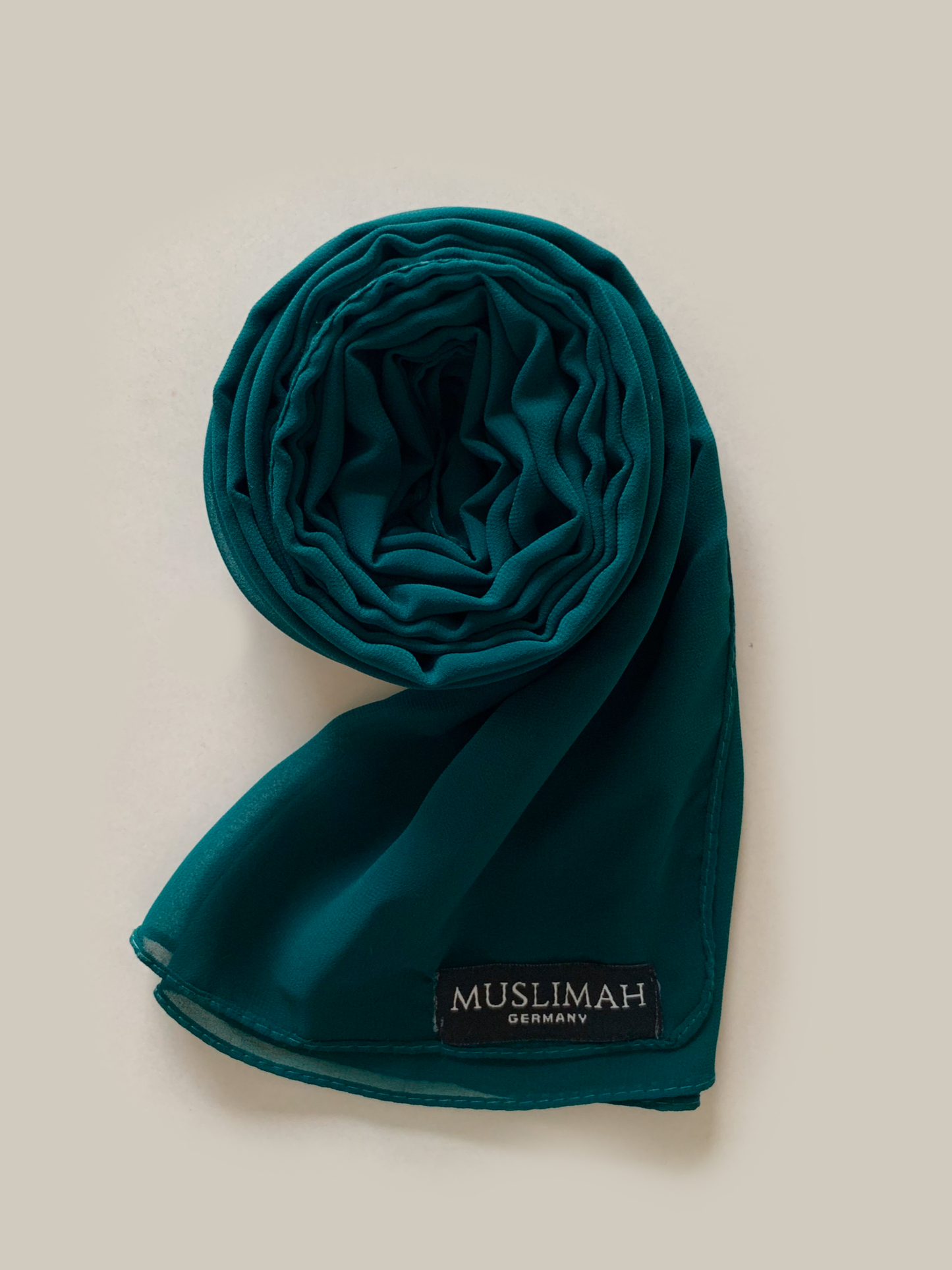 Hunter green premium chiffon hijab from Muslimah.de, lightweight and elegant with flowing fabric and subtle texture.