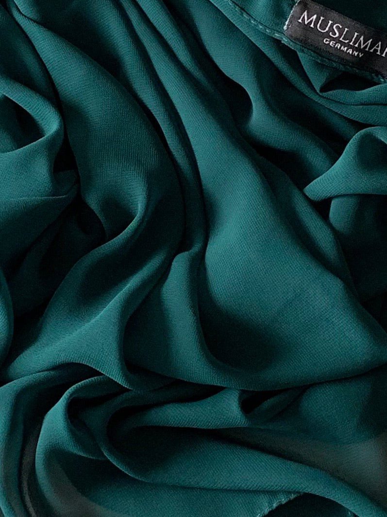 Hunter green premium chiffon hijab by Muslimah.de, lightweight and elegant, draped smoothly on a neutral background.