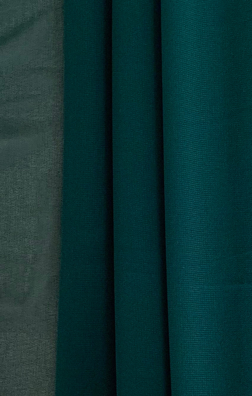 Hunter green premium chiffon hijab from Muslimah.de, lightweight and elegant, draped smoothly with soft, flowing fabric.
