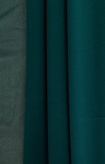 Hunter green premium chiffon hijab from Muslimah.de, lightweight and elegant, draped smoothly with soft, flowing fabric.