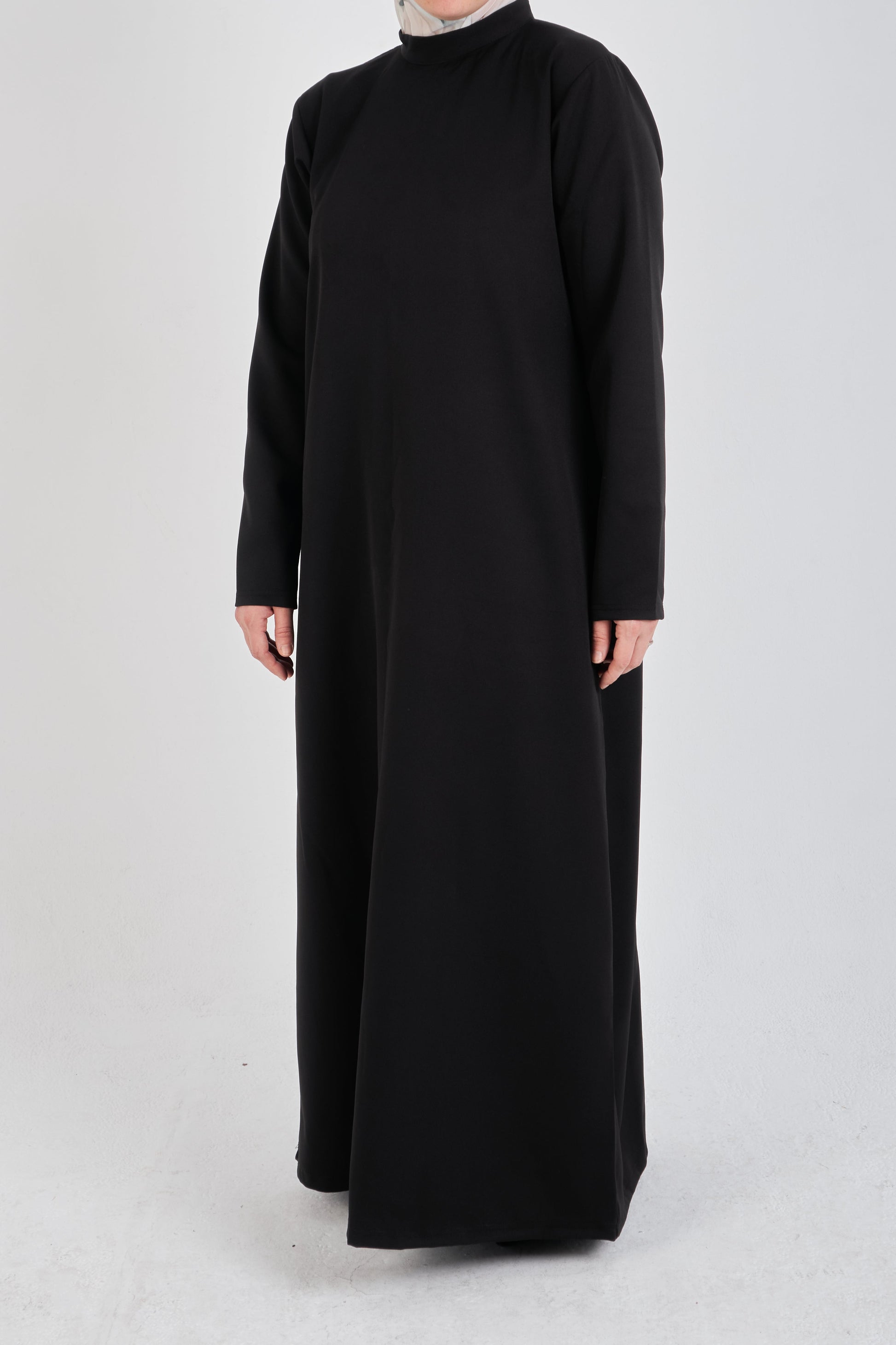 Black basic dress by Muslimah.de, featuring a modest, simple design with long sleeves and a comfortable fit.