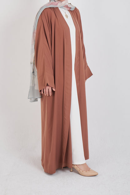 Brown kimono from Muslimah.de featuring a flowing design and relaxed fit, displayed on a white background.