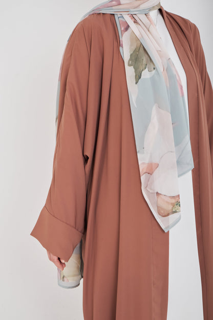 Brown kimono with floral pattern, lightweight and comfortable, designed for modest fashion by Muslimah.de.